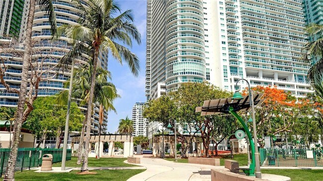 Building Photo - 1800 N Bayshore Dr