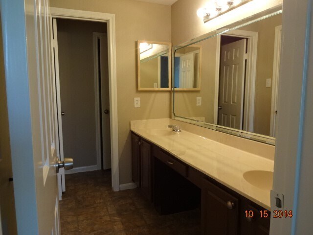 Building Photo - 2255 Braeswood Park Dr