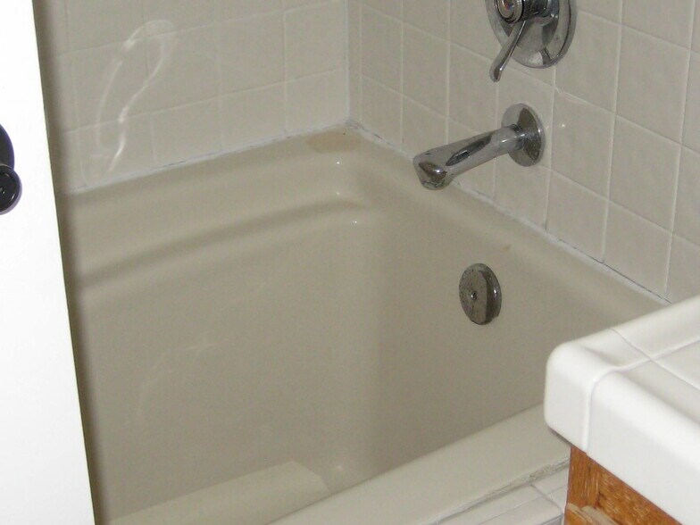 Guest bath - 512 Geneva Ave