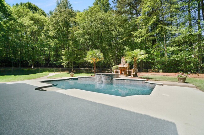 Building Photo - Luxury 5 Bedroom Retreat with Pool in Wedd...