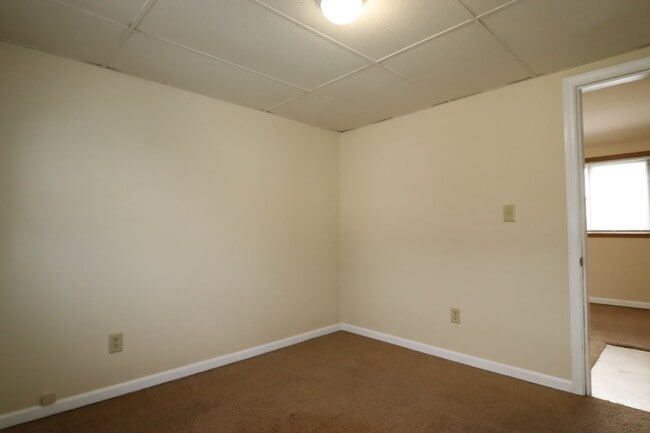 Building Photo - Large 2-Bed Upper Duplex
