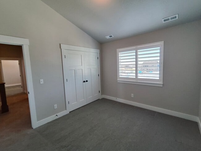 Building Photo - Spacious 4 bed/2.5 bath Home!
