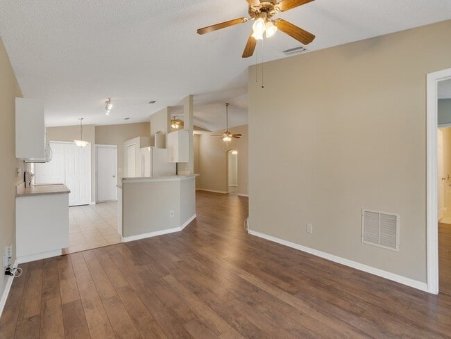 Building Photo - 962 E 13th Square