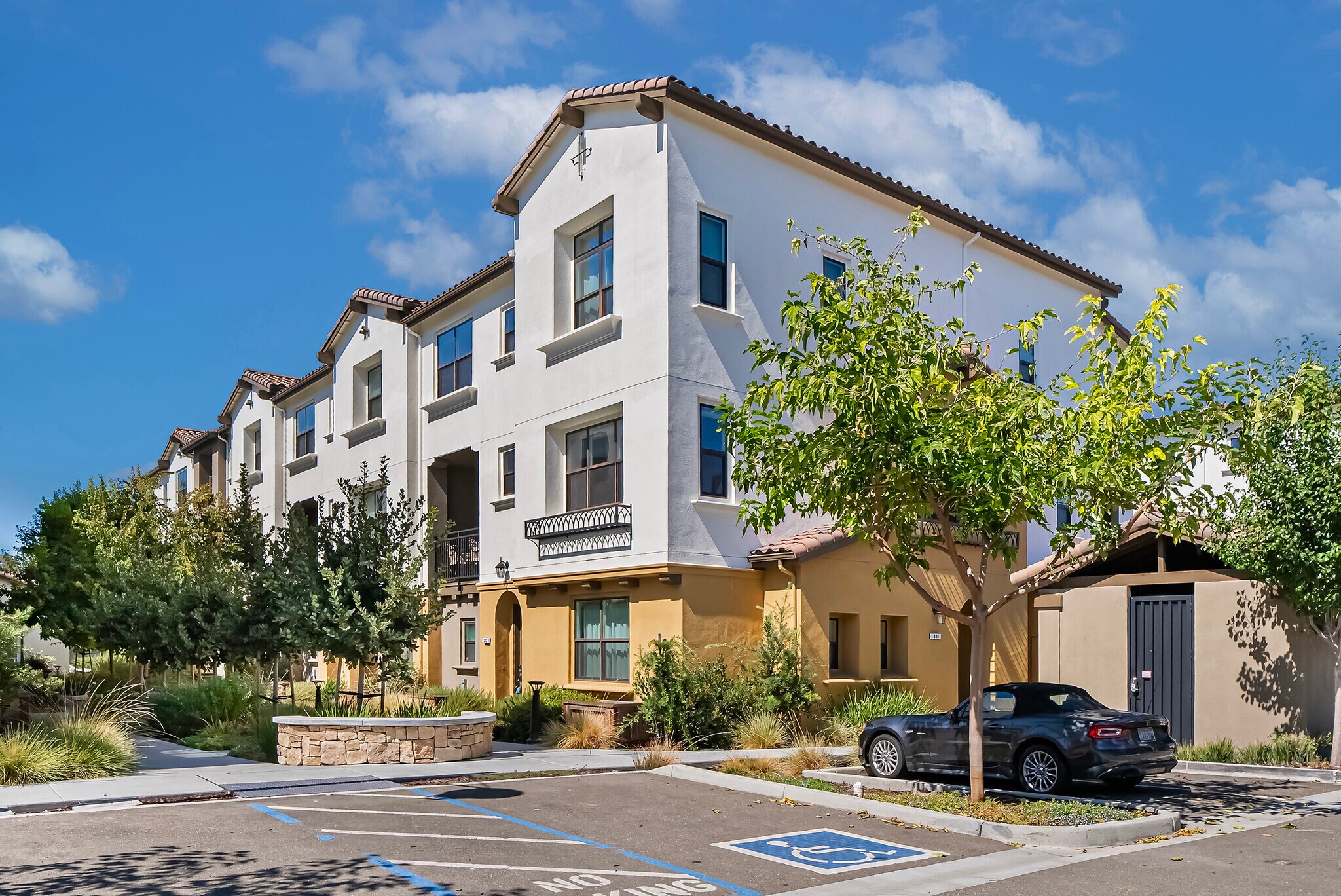 Building Photo - 382 Camarillo Ter