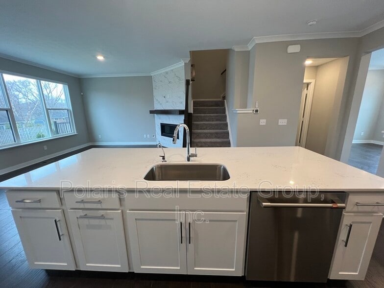 Building Photo - 635 Golborne St