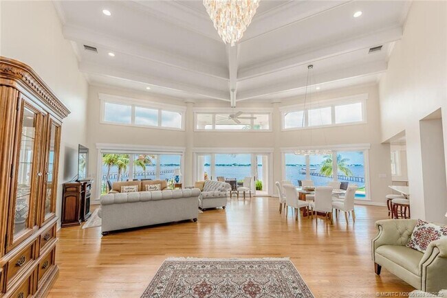 Building Photo - 901 SE Riverside Dr