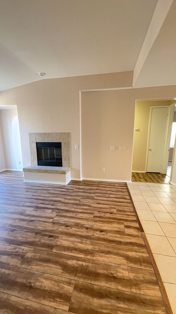 Building Photo - 3 BEDROOM VICTORVILLE HOME