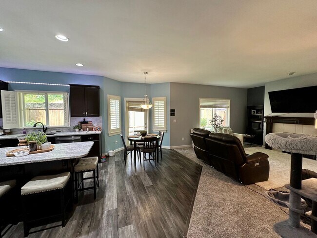 Building Photo - Charming 6 beds 2.5 bath house in Bothell!