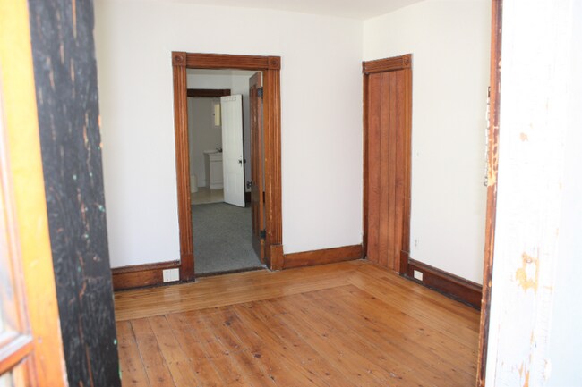 Building Photo - 14 Hickok Pl
