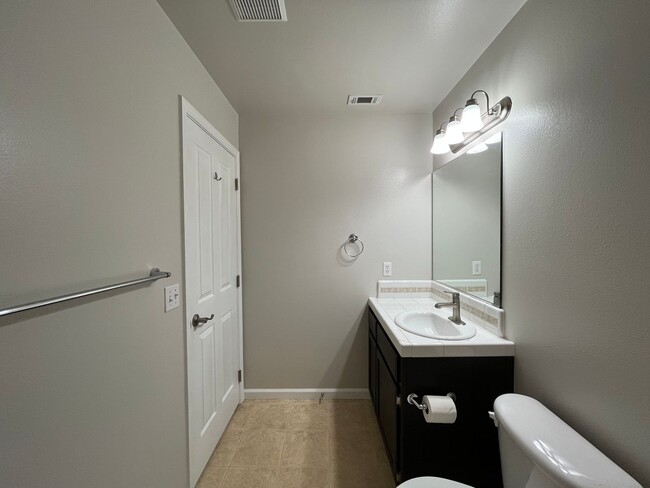 Building Photo - Paso Robles Townhouse, close to downtown!