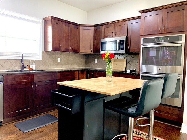 Building Photo - 2925 McManus Cir