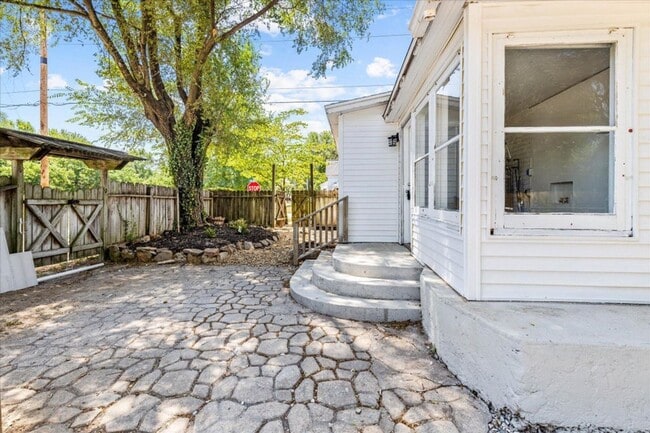 Building Photo - Charming 3 Bedroom, 2 Bathroom Home for Re...