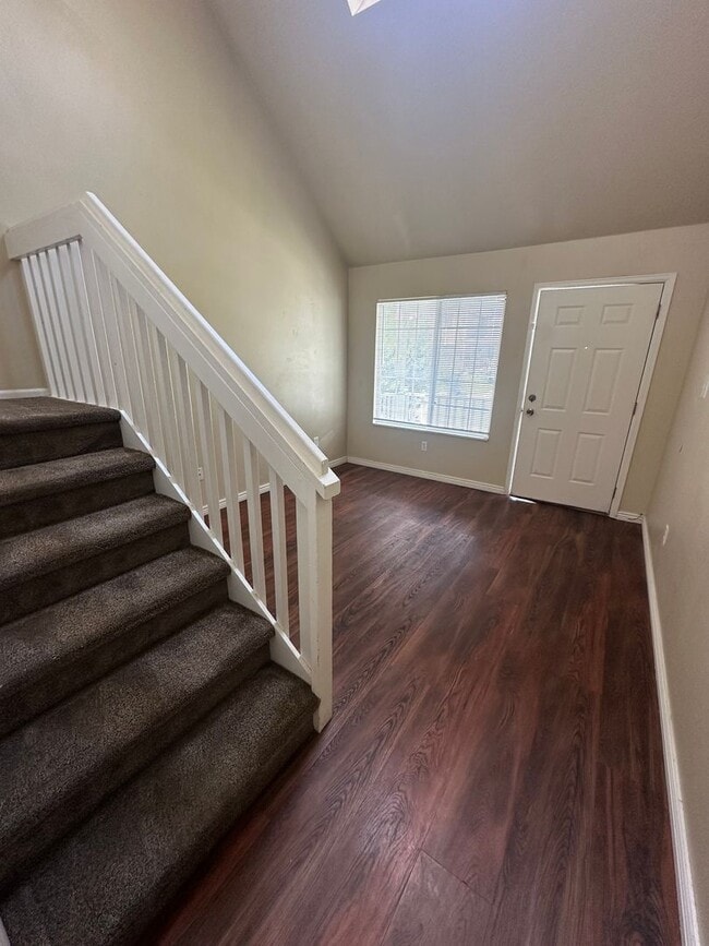 Building Photo - 3 BEDROOM, 2 BATHROOM TOWNHOUSE WITH 1 CAR...