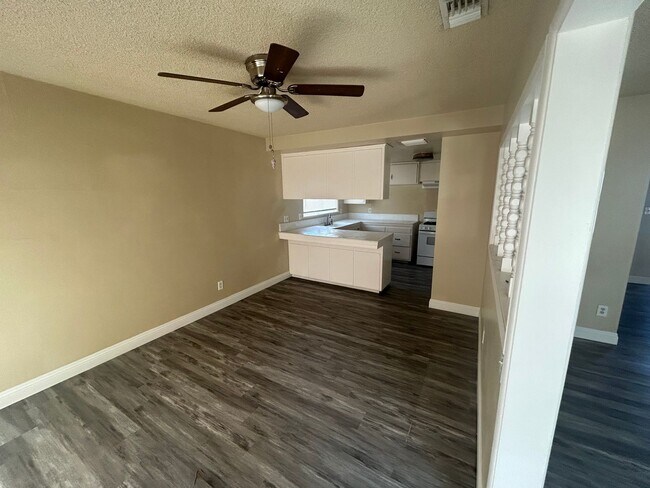 Building Photo - BARSTOW 3 bedroom 2 bath- 2 car garage HOME