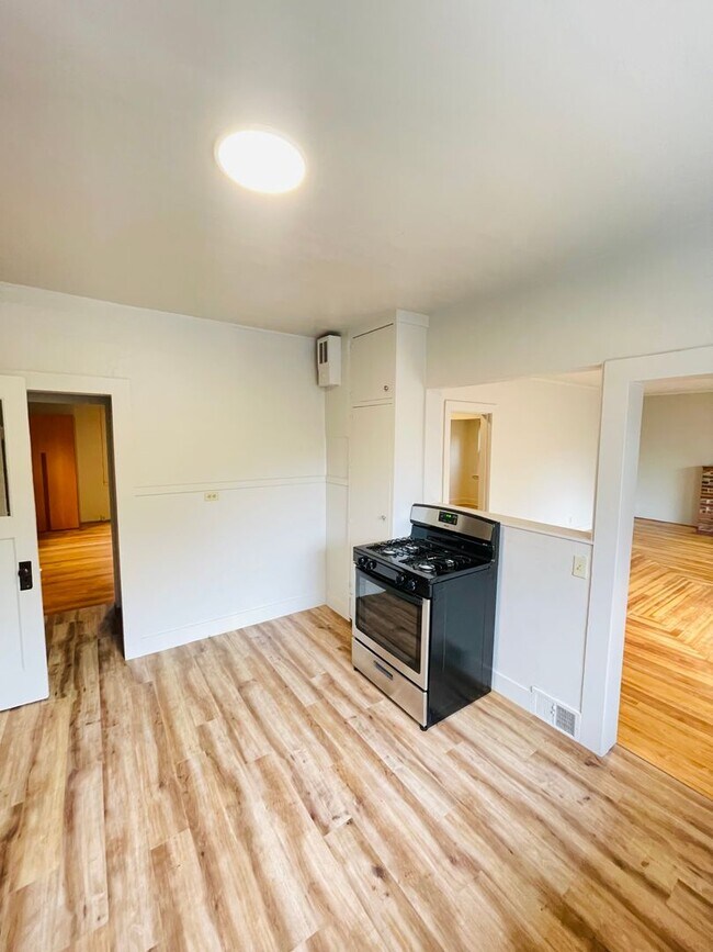 Building Photo - 1100 32nd St