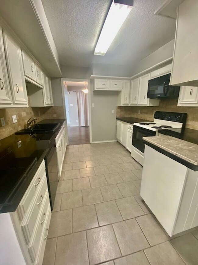 Building Photo - 2 Bedroom Townhouse near Tennis Center