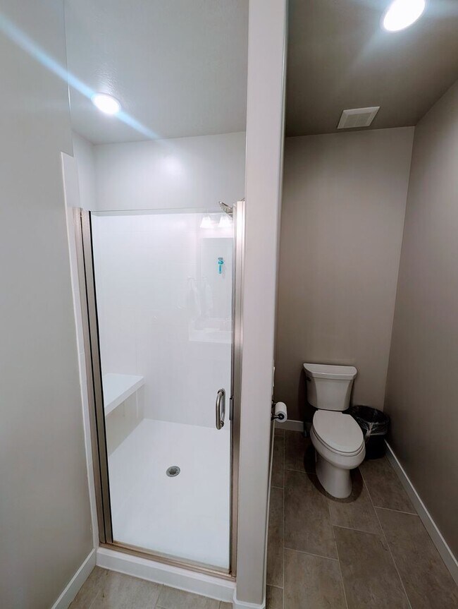 Building Photo - Lovely, spacious, newly built Lehi House!!