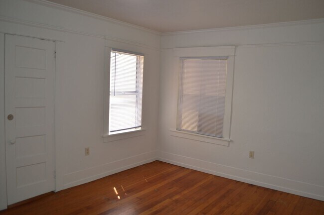 Building Photo - Money Apartment Building - 2