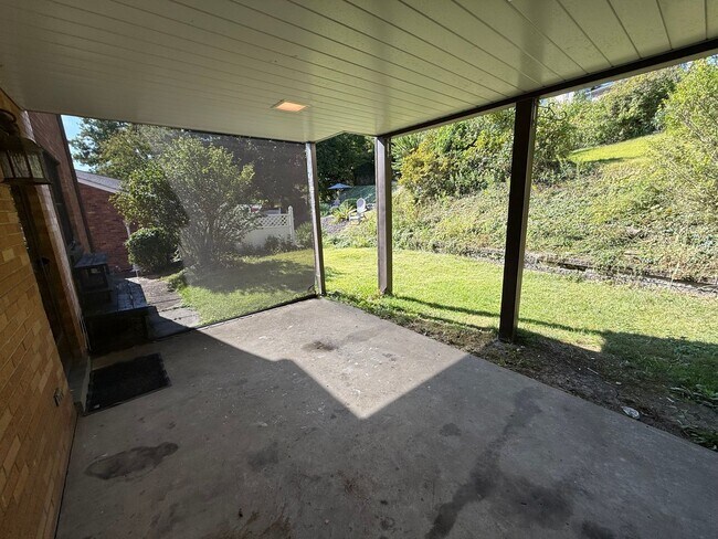 Building Photo - Luxury 3-Bedroom, 1-Bathroom House in Broo...