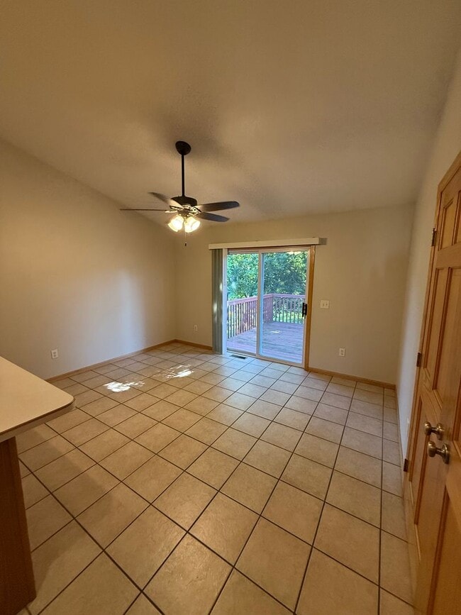 Building Photo - Huge 3BR/3ba Duplex on West Side of Eau Cl...