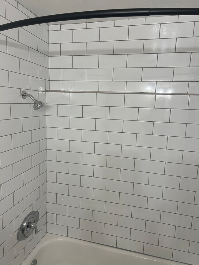 Building Photo - Beautiful Fully Rehabbed Ground Floor Location