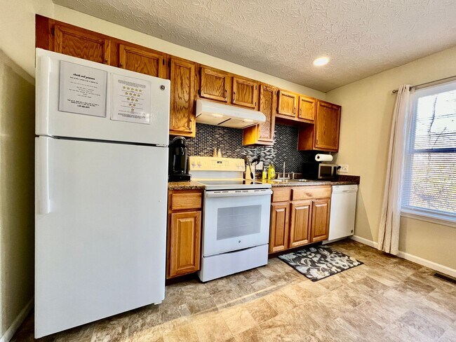 Building Photo - Great corporate furnished rental- close to everything.