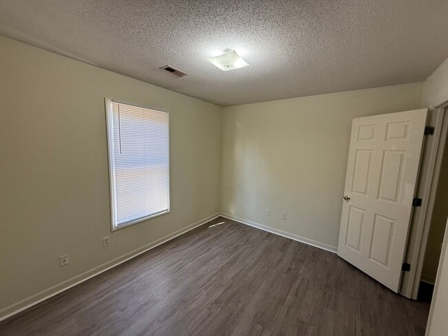 Building Photo - Two bedroom, 1 bath apartment in Graham (Park Place Apts)