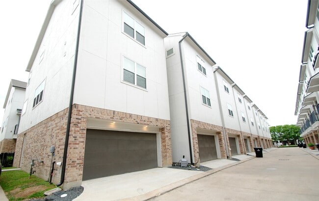 Building Photo - 1270 N Post Oak Rd