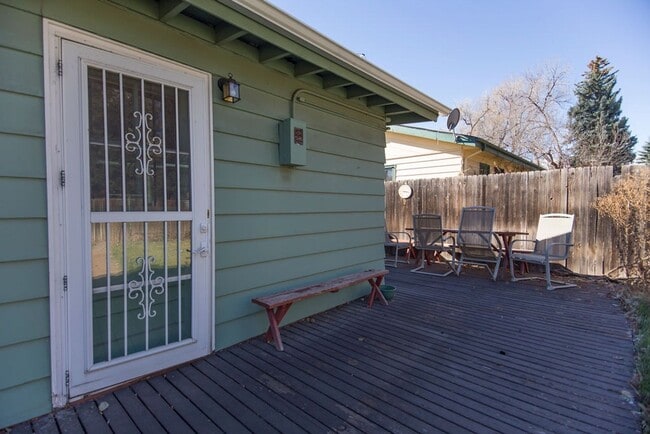 Building Photo - Students Welcome! 3 Bedroom Great Location!