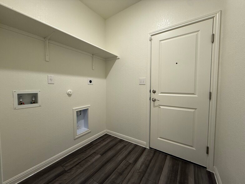 Laundry Room - 1102 Treeta Trl