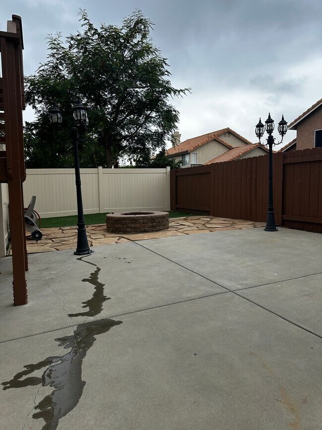 Building Photo - Santa Fe Hills 4 Bedroom Home