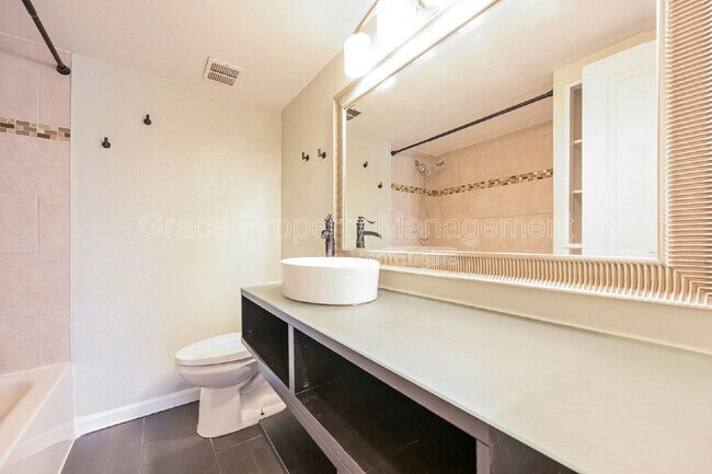 Building Photo - 888 Logan St