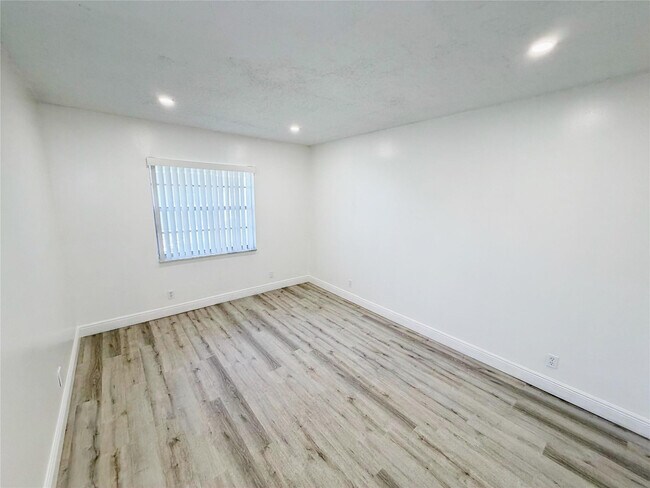 Building Photo - 2710 Riverside Dr