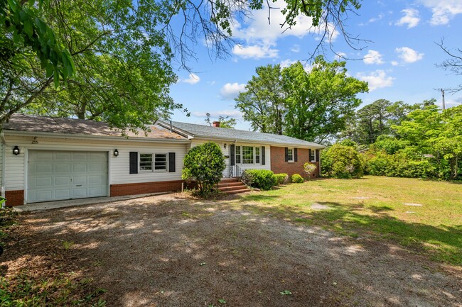 Building Photo - 607 Pinetree Dr