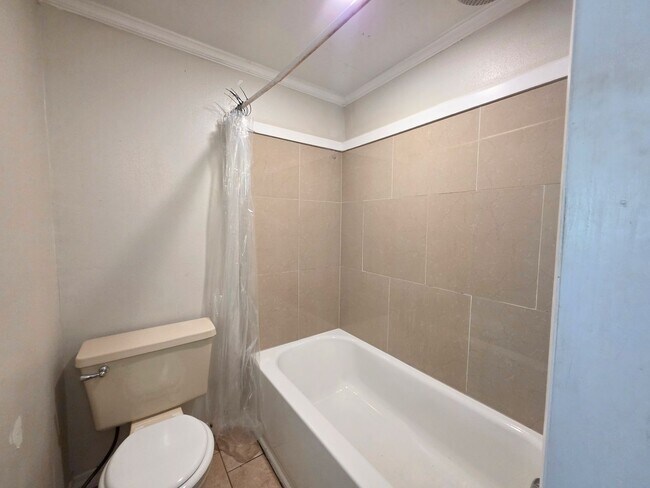 Building Photo - 3BR/1BA home with Bonus Room and large fenced back yard