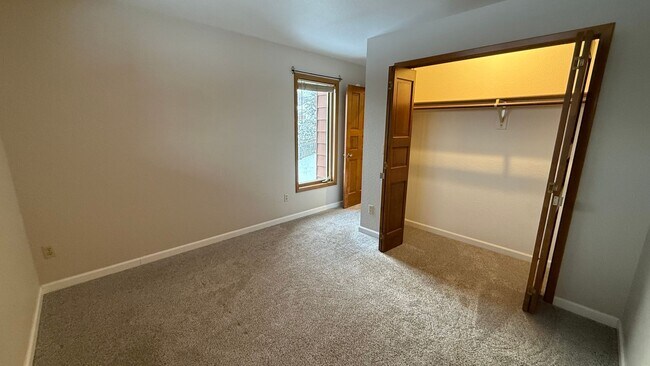 Lovely 2 bed townhome with private bathrooms for each! Don't miss! - Lovely 2 bed townhome with private bathrooms for each!  Don't miss!