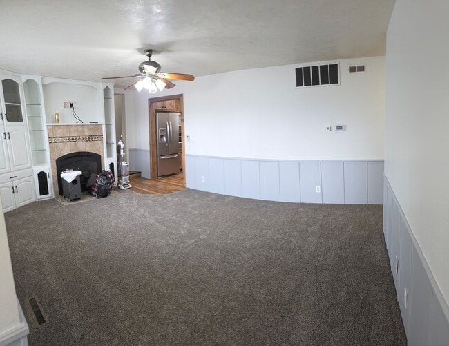 Building Photo - LEASE TAKEOVER: 3 bed, 2 bath Single Family home out by Hibbard