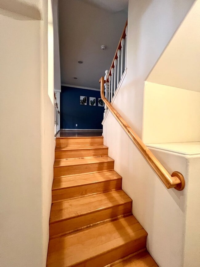 Building Photo - Amazing Downtown Torrance! - 3 bd / 2.5 ba...