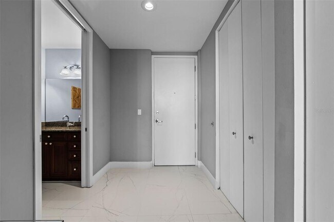 Building Photo - 150 E Robinson St