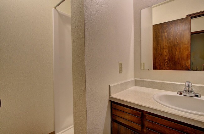 Building Photo - Coveted Cascade Park Area Split Entry Home
