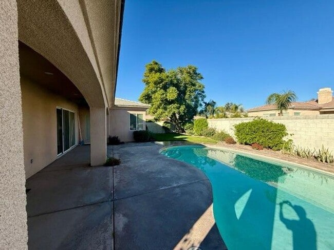 Building Photo - Large 3 bed 2.5 bath with pool and Gargae