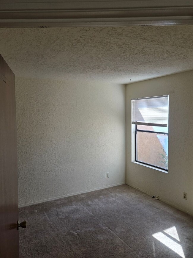 Building Photo - Two Bedroom Two Bathroom Two Car Garage in popular NE heights Neighborhood