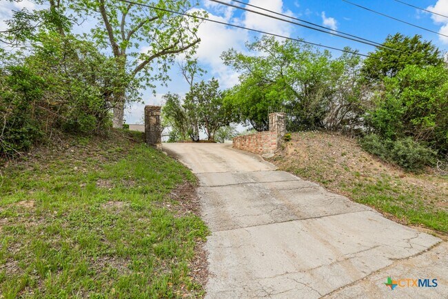 Building Photo - 1511 Ranch Rd 12