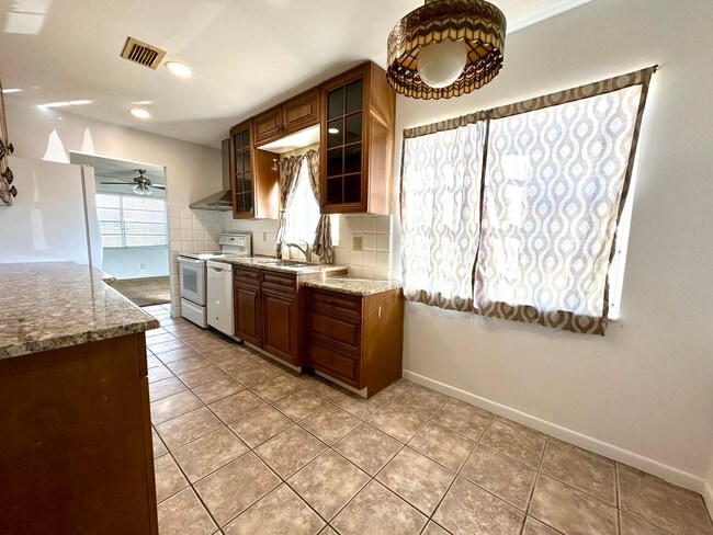 Building Photo - 6101 Rainbow Cir