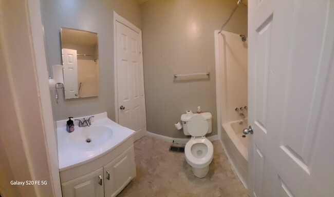 Main bath - 6037 Elstree Pl