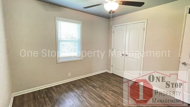 Building Photo - Stunning 3 bedroom, 2 bathroom duplex is L...