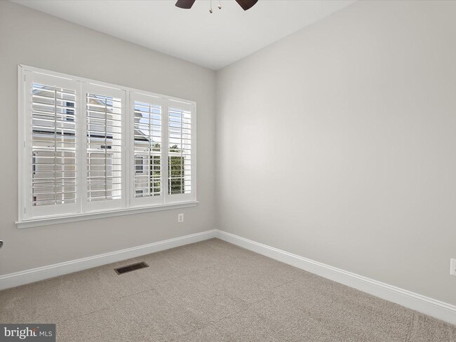 Building Photo - 5803 Lois Ln