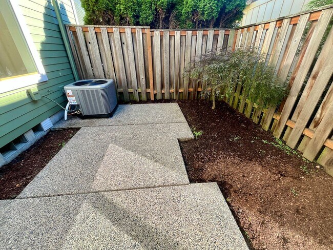 Building Photo - Amazing 3-Bedroom 2.5-Bathroom Townhouse i...