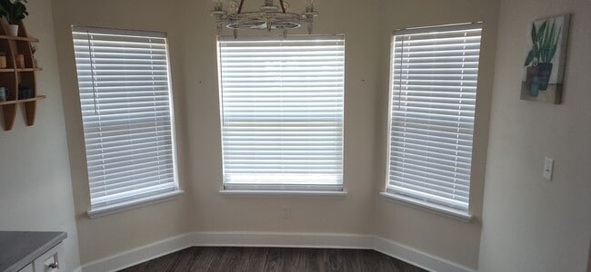 Building Photo - 6107 W 1st Manor