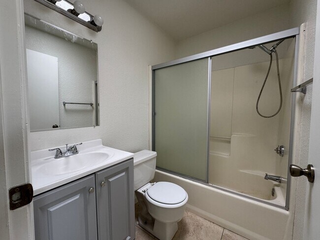 Building Photo - Four Bedroom, Two Bathroom Home For Rent